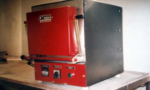 The heat treating furnaces with electric resistance heating and chamber system are suitable for melting, annealing and heat treating of various materials in a temperature of max. 1100 °C.
The equipment can be used for industrial and laboratory purposes.

The compact furnace includes every component.
Underneath the heating chamber is an electrical switch, control unit suitable for PID-type programmable temperature control.
Power semiconductor switches are applied.
